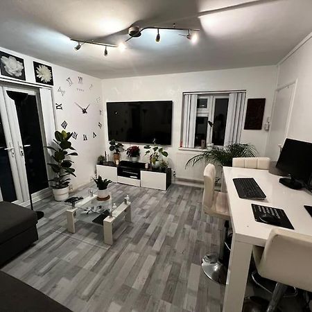 1-Bed Flat With Fast Wi-Fi In Prime Location 15Mins From Central Londra Esterno foto