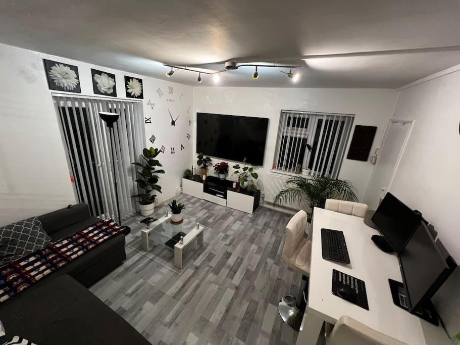 1-Bed Flat With Fast Wi-Fi In Prime Location 15Mins From Central Londra Esterno foto