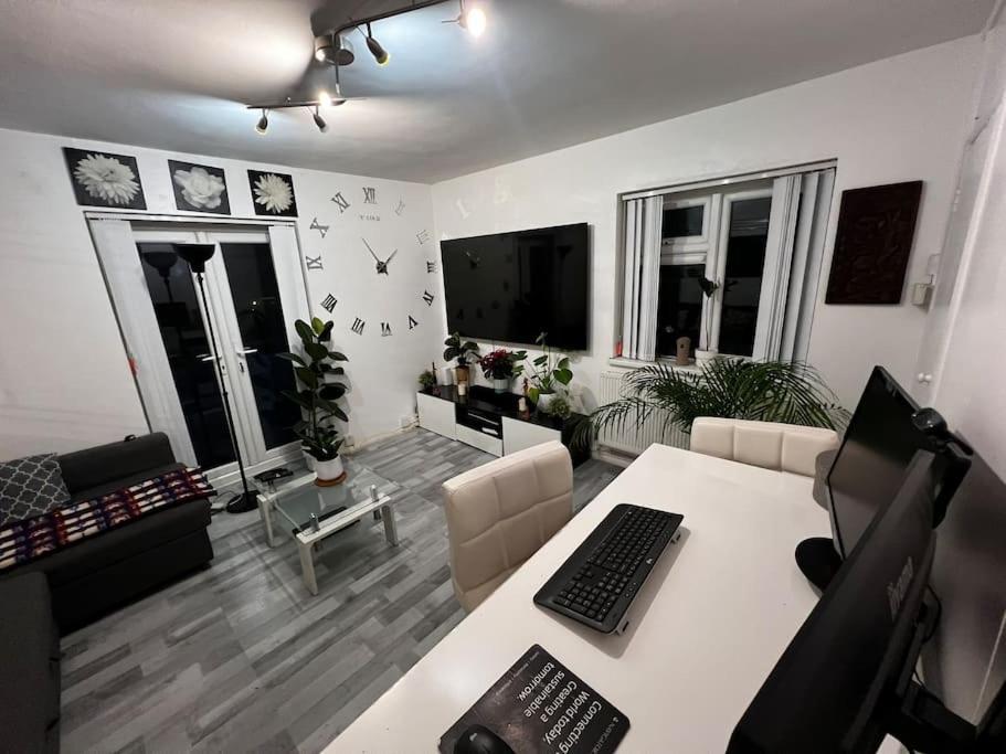 1-Bed Flat With Fast Wi-Fi In Prime Location 15Mins From Central Londra Esterno foto